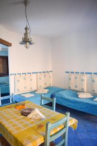 帕劳帕劳蒂芙尼住宿加早餐旅馆的客房设有两张单人床和一张桌子