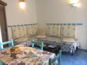 帕劳帕劳蒂芙尼住宿加早餐旅馆的一间设有两张床和一张桌子及椅子的房间