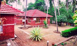 贝格尔ShriGo Bekal Fort Resort & Spa的红色屋顶的红色小房子