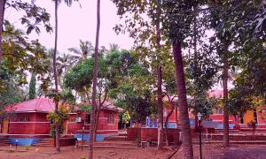 贝格尔ShriGo Bekal Fort Resort & Spa的红楼前的一群树木