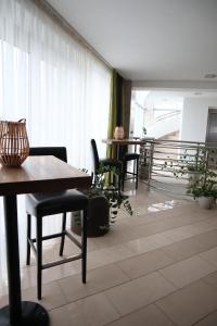 布拉迪斯拉发迪沃卡沃达酒店及公园的带桌椅的房间和阳台
