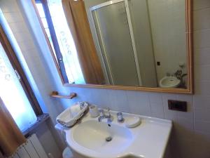 马里纳迪马萨Casa Nuccia gentili david的一间带水槽和镜子的浴室