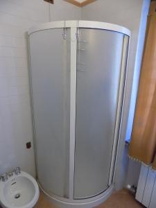 马里纳迪马萨Casa Nuccia的带淋浴的浴室(带卫生间和水槽)