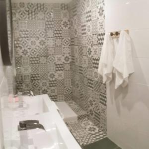 考普瓦利Suite pour les Amoureux_Val d'Europe Disney的浴室配有白色水槽和卫生间。