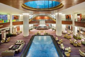 无锡无锡城中皇冠假日酒店的一个带游泳池和大堂的室内商场
