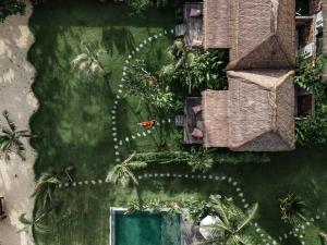 塞隆贝拉纳克Segara Lombok Beach Resort的享有带游泳池的庭院的顶部景致