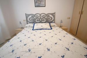 坎布里尔斯Casa Rosales 5的一间卧室配有一张带蓝色鲜花的大床