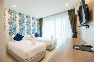 七岩七岩伊林海滩旅馆的酒店客房设有两张床和一台平面电视。
