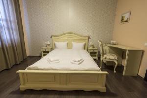 拜勒乌努麦Pensiunea 1 Mai的卧室配有白色床和2条白色毛巾