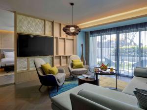 富国Pullman Phu Quoc Beach Resort的带沙发和电视的客厅