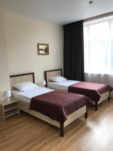 霍斯塔Hotel Staraya Khosta的卧室设有两张床,带窗户