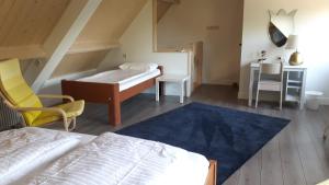 马斯丹B&B de Oude Hofstee的一间卧室配有一张床、一张桌子和一把椅子