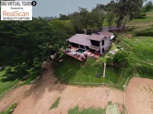 DrummondCavalo Guesthouse & Equestrian Estate的山顶上房屋的空中景观