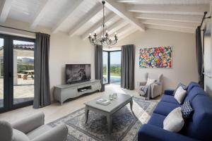 维齐纳达Villa Edoardo的客厅配有蓝色的沙发和电视