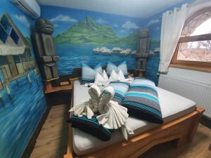 ÚžiceResort Svět的一间卧室配有一张壁画床