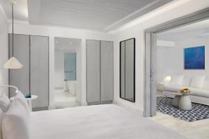 Mykonos Riviera Hotel & Spa, a member of Small Luxury Hotels of the World客房内的一张或多张床位