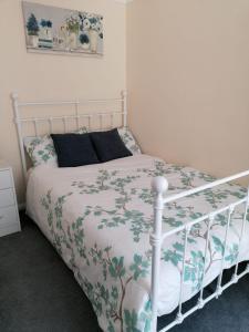 查塔姆Chatham Private Rooms的卧室配有白色床和花卉床罩