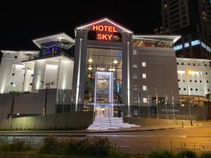 约翰内斯堡Hotel Sky, Sandton的一家标有夜间读酒店住宿的旅馆