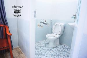 Ấp Tân An (1)Homestay Bảo Trân的一间带卫生间和水槽的浴室