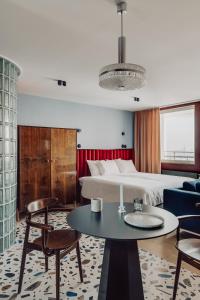 卡托维兹Apartament przy MCK的酒店客房带一张床、一张桌子和椅子