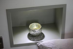 伯福德Pudswell Studio的放在床边架子上的玻璃碗