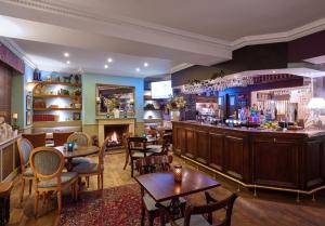 泰特伯里特伯里奥多姆旅馆的酒吧位于带桌子和壁炉的餐厅内