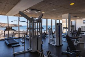 塔拉哈勒赫R2 Bahia Playa - Adults Only的配有有氧器材的健身房,享有海景