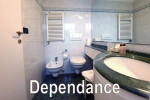 里米尼奥罗拉酒店的带浴缸、卫生间和盥洗盆的浴室