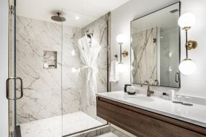 印第安纳波利斯Bottleworks Hotel的一间带水槽和淋浴的浴室