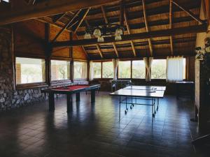 诺诺Apart & Cabañas "Cañada del Sauce"的带窗户的客房内设有两张乒乓球桌