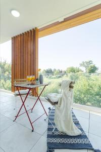 沃伦塔里Il Lago - Azur - Cozy Luxurious Smart Home By The Lake的客厅配有桌子和窗户