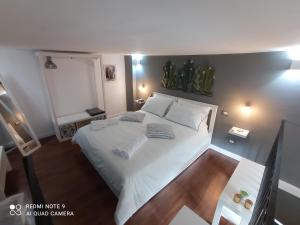 卡塔尼亚SISTO 85 - HOLIDAY HOUSE的卧室配有一张带白色床单和枕头的大床。