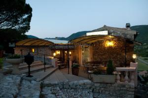 Reilhanette拉奥斯特德拉芳特酒店的一间设有石制建筑和灯的餐厅