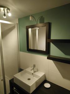 波尔特拜Isles Les Ecrehous的浴室设有白色水槽和镜子