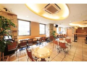 横滨R&B Hotel Shin Yokohama Ekimae - Vacation STAY 14693v的一间带桌椅和桌子的用餐室