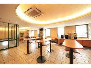 R&B Hotel Shin Yokohama Ekimae - Vacation STAY 14695v餐厅或其他用餐的地方