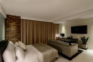釜山JB设计酒店的酒店客房,配有床和沙发
