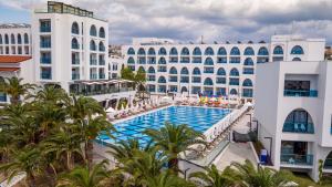 库萨达斯INFINITY BY YELKEN AQUAPARK&RESORTS KUŞADASI的享有酒店游泳池和棕榈树的景色
