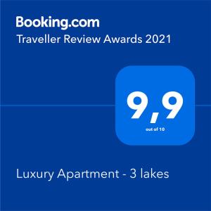 卡托维兹Luxury Apartment - 3 lakes的蓝色盒子,上面有文字旅行评论奖