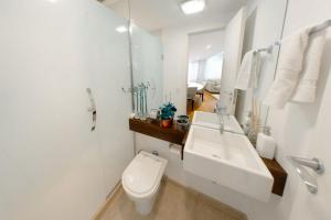 里约热内卢Leblon House Cupertino perto da praia portaria 24 h garagem ar condicionado e lava seca roupas的白色的浴室设有水槽和卫生间。