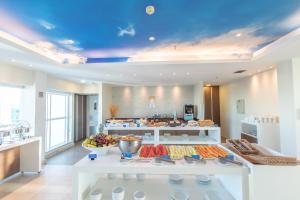巴西利亚圣莫里茨兰子快捷酒店的一间提供水果和蔬菜自助餐的房间