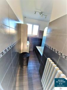 贝尔热拉克私人花园公寓式酒店的设有带步入式淋浴间和浴缸的浴室