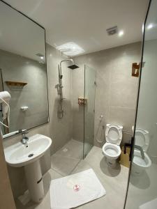 达赫拉Hotel WOW的一间带水槽、卫生间和淋浴的浴室