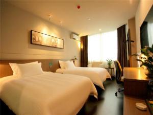 锦江之星品尚无锡南长街华清大桥地铁站酒店客房内的一张或多张床位