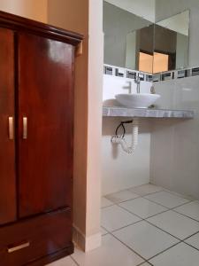圣萨尔瓦多圣何塞旅馆的一间带水槽和镜子的浴室