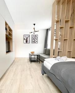 希维拉杜夫-兹德鲁伊Apartament Górska的一间卧室配有一张床和一张桌子