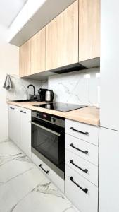 希维拉杜夫-兹德鲁伊Apartament Górska的厨房配有白色橱柜和炉灶烤箱。