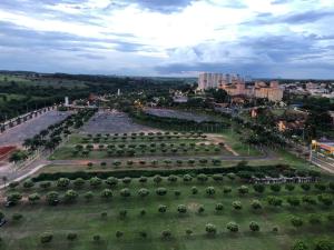 奥林匹亚Apto Master em Olímpia Park Resort的享有树木繁茂的大公园的空中景致