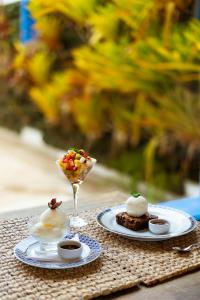 卡波布里奥索拉杜阿科酒店的一张桌子,上面放着两盘食物和饮料