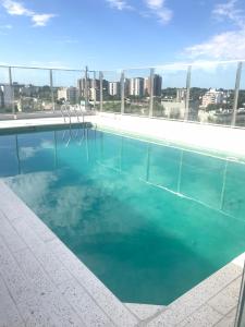 布宜诺斯艾利斯Belgrano Chic apartament的享有城市景致的游泳池
